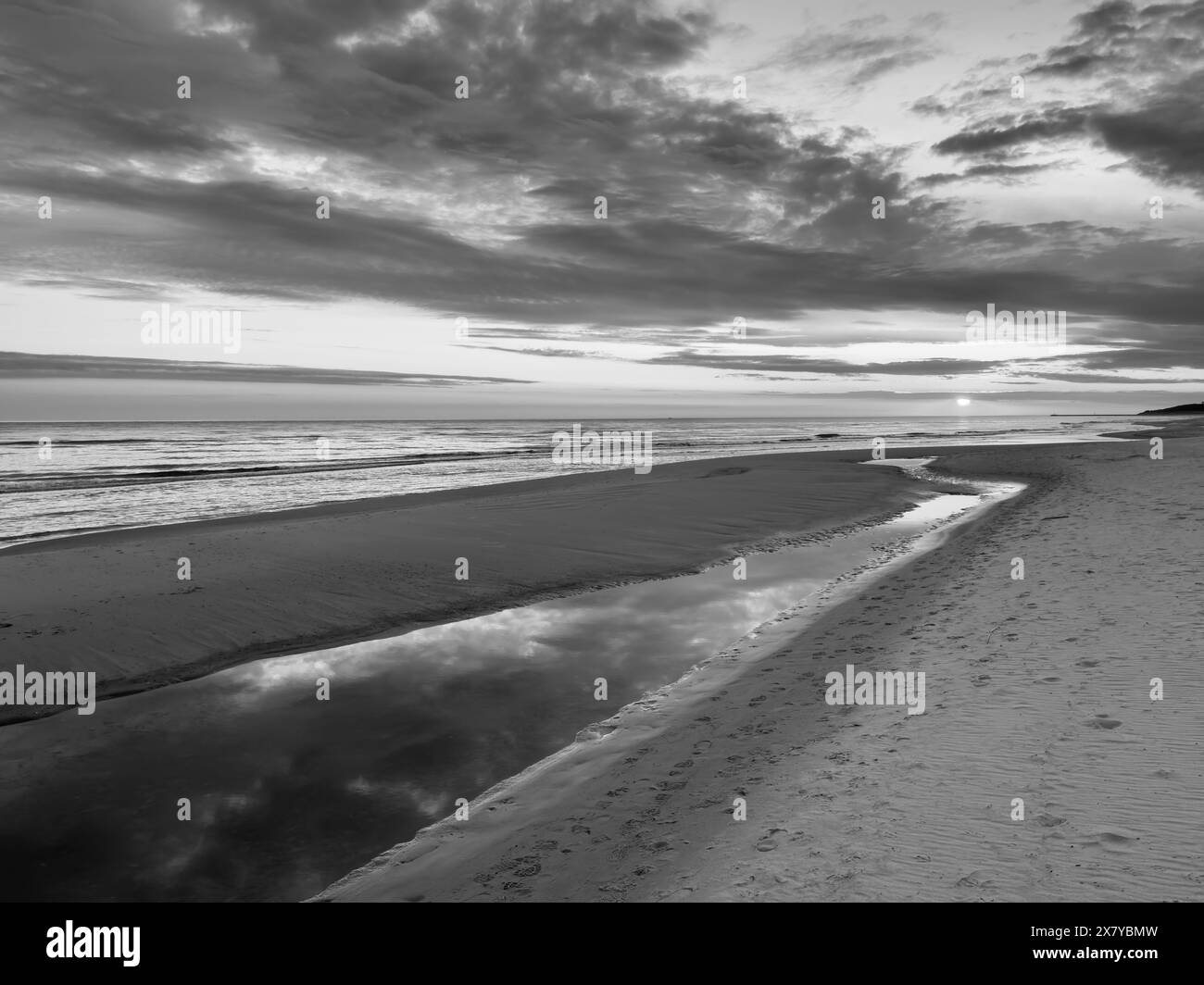 Panorama sunrise over the baltic sea black and white Photographie Stock ...