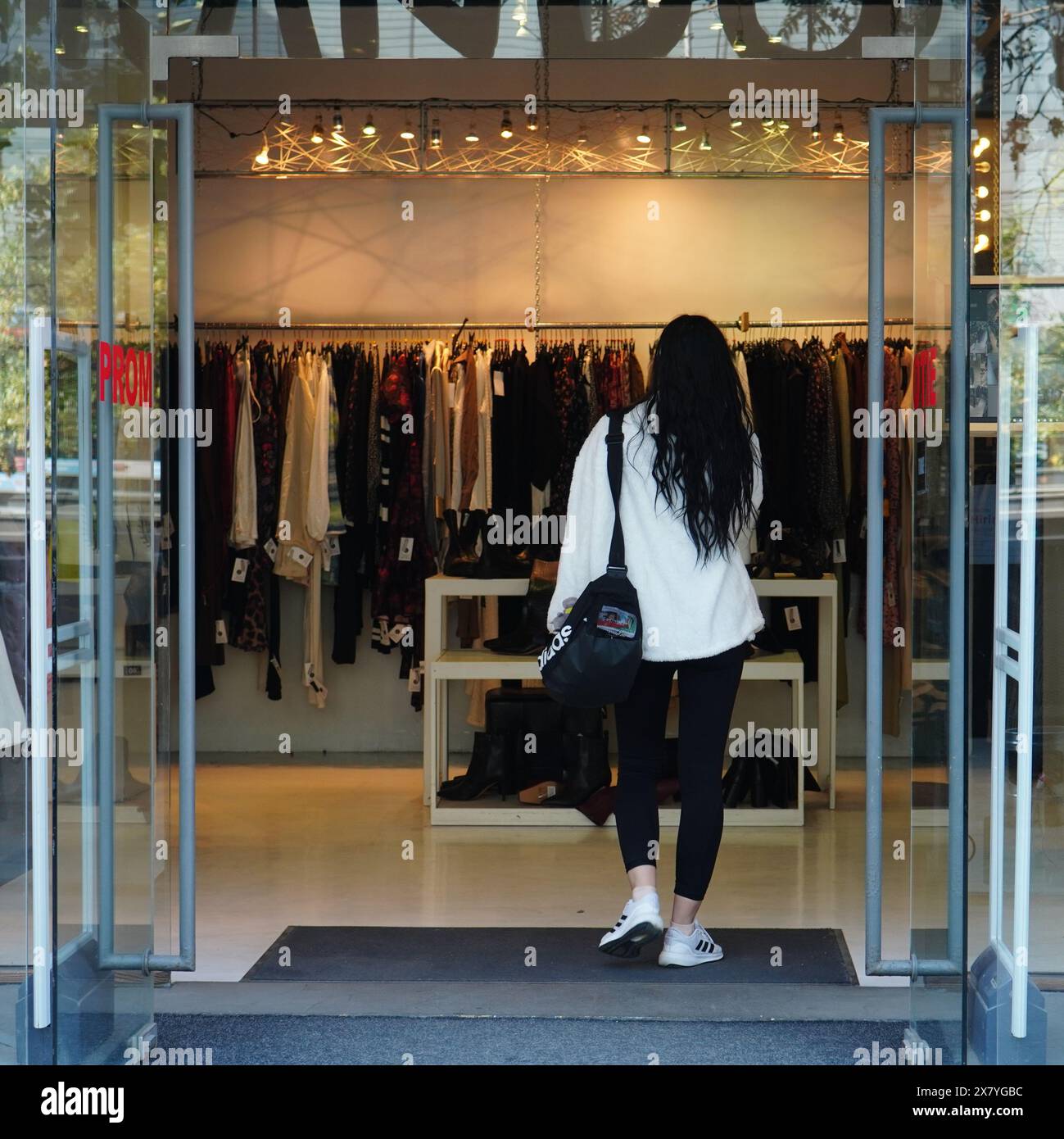 Woman inside retail store hi-res stock photography and images - Alamy