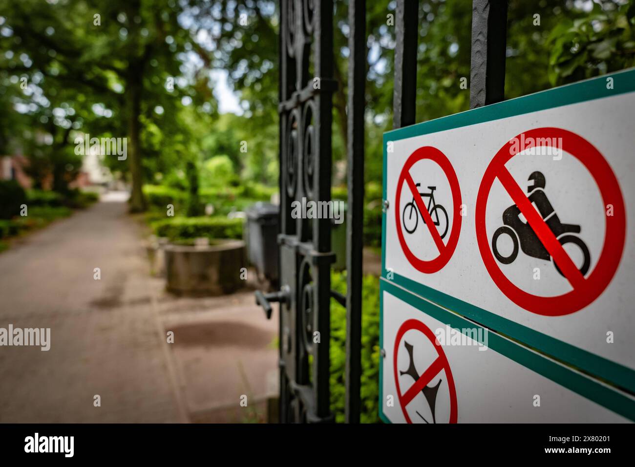 Berlin Schöneberg-Tempelhof OT Friedenau, Stubenrauchstraße Motorradfahren verboten  - 22.05.2024 Friedhof *** Berlin Schöneberg Tempelhof OT Friedenau, Stubenrauchstraße Motorcycling prohibited 22 05 2024 Cemetery Stock Photo