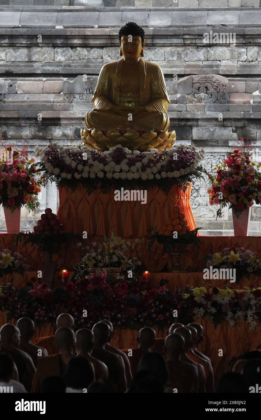 May 22, 2024, Magelang, Central Java, Indonesia: Buddhist monks take part in the procession of the ritual of sanctifying blessed water, as part of the celebration of the Tri Sacred Vesak celebration at Mendut Temple. (Credit Image: © Angga Budhiyanto/ZUMA Press Wire) EDITORIAL USAGE ONLY! Not for Commercial USAGE! Stock Photo