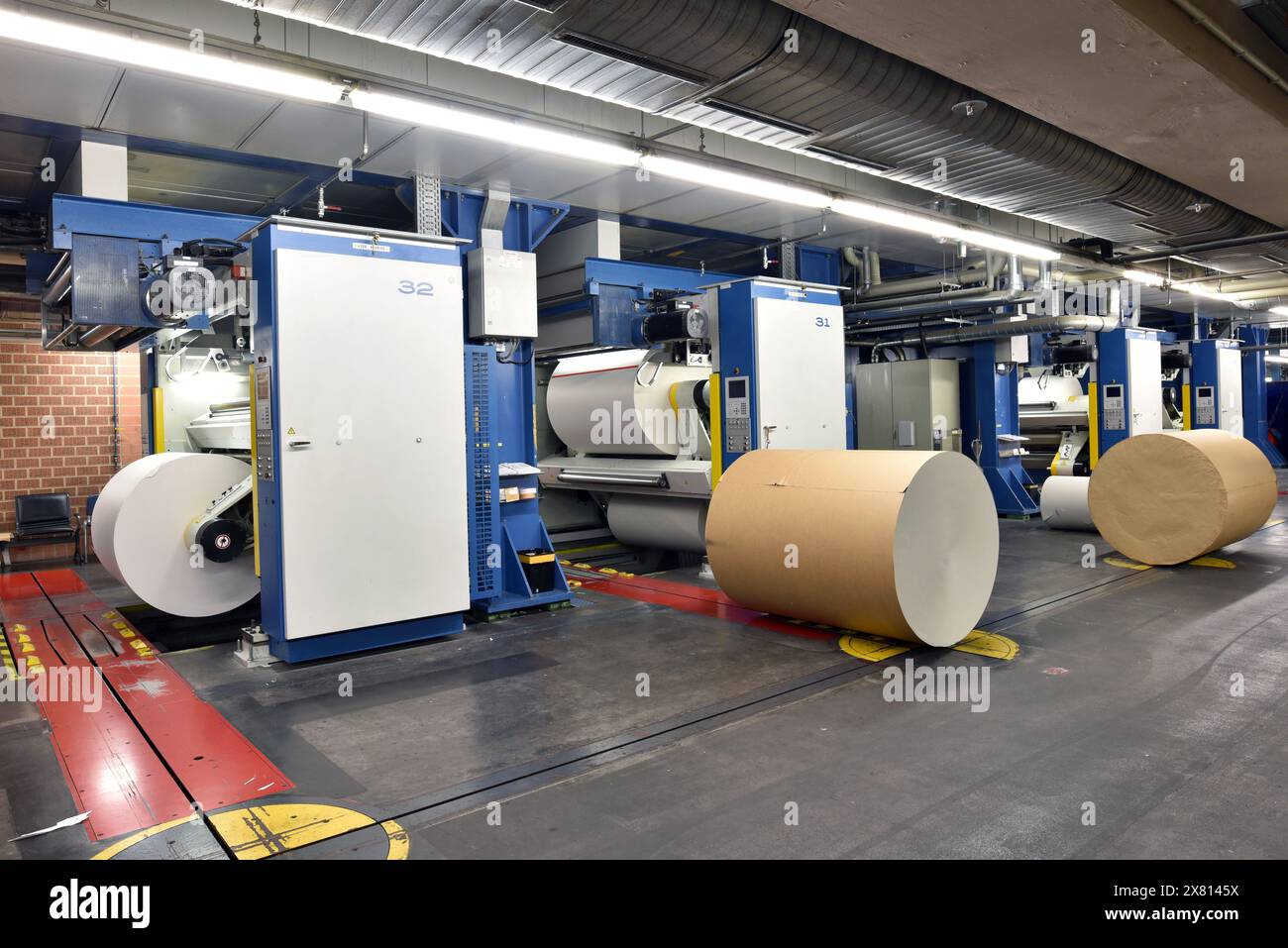 paper rolls and offset printing machines in a large print shop for production of newspapers & magazines Stock Photo