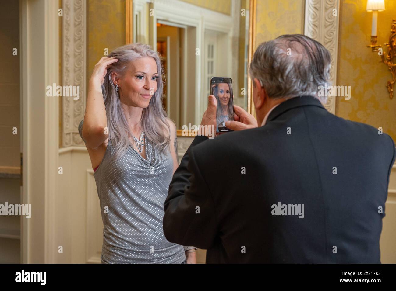 Simone Reiländer and Richard Lugner choose the bridal jewellery in ...