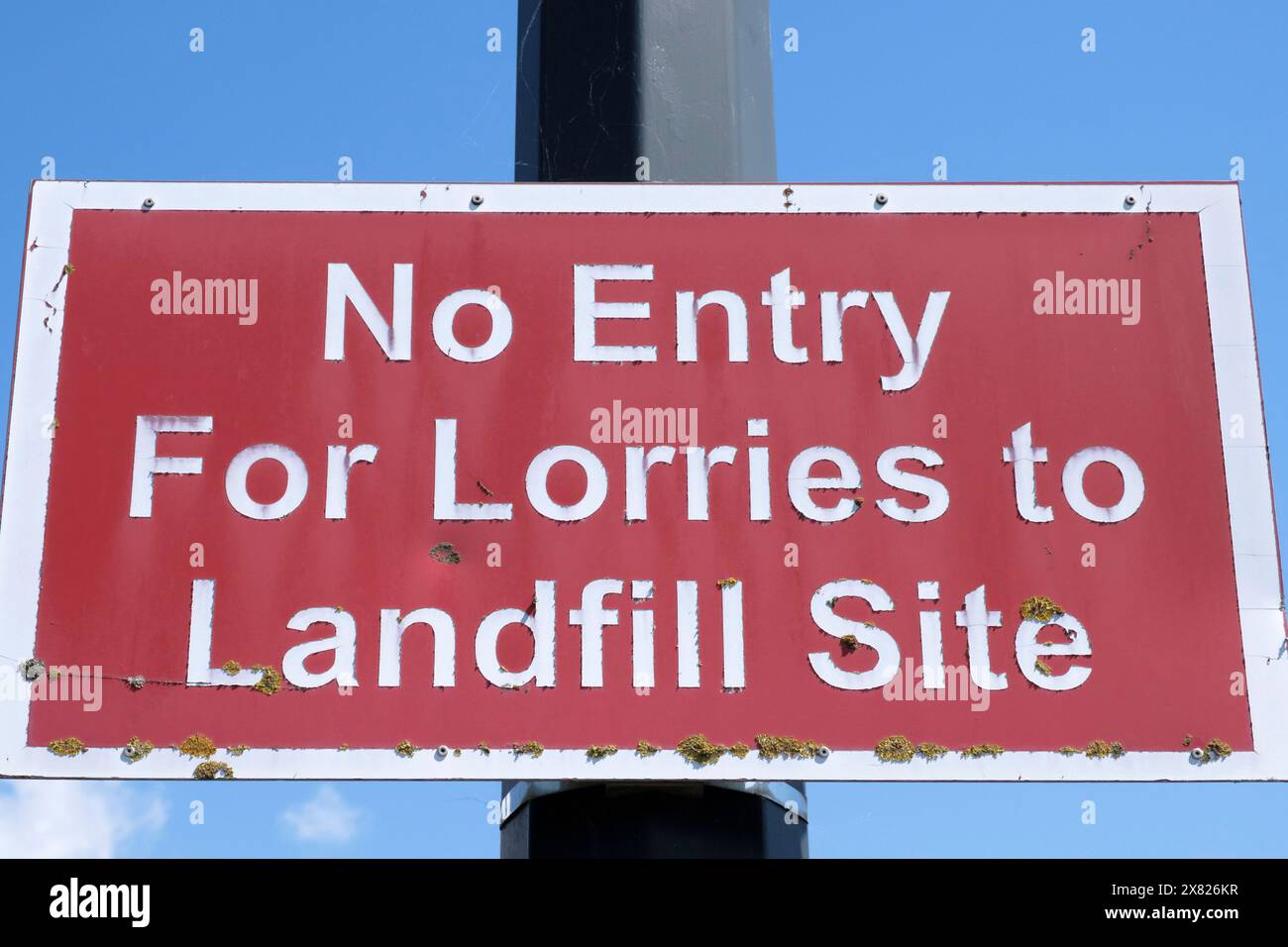 Red sign saying no entry for lorries to landfill site Stock Photo - Alamy