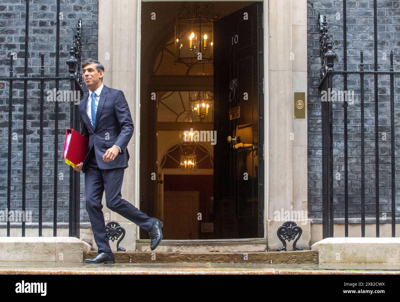 London, England, UK. 22nd May, 2024. UK Prime Minister RISHI SUNAK leaves 10 Downing Street ahead of PMQs. (Credit Image: © Tayfun Salci/ZUMA Press Wire) EDITORIAL USAGE ONLY! Not for Commercial USAGE! Stock Photo