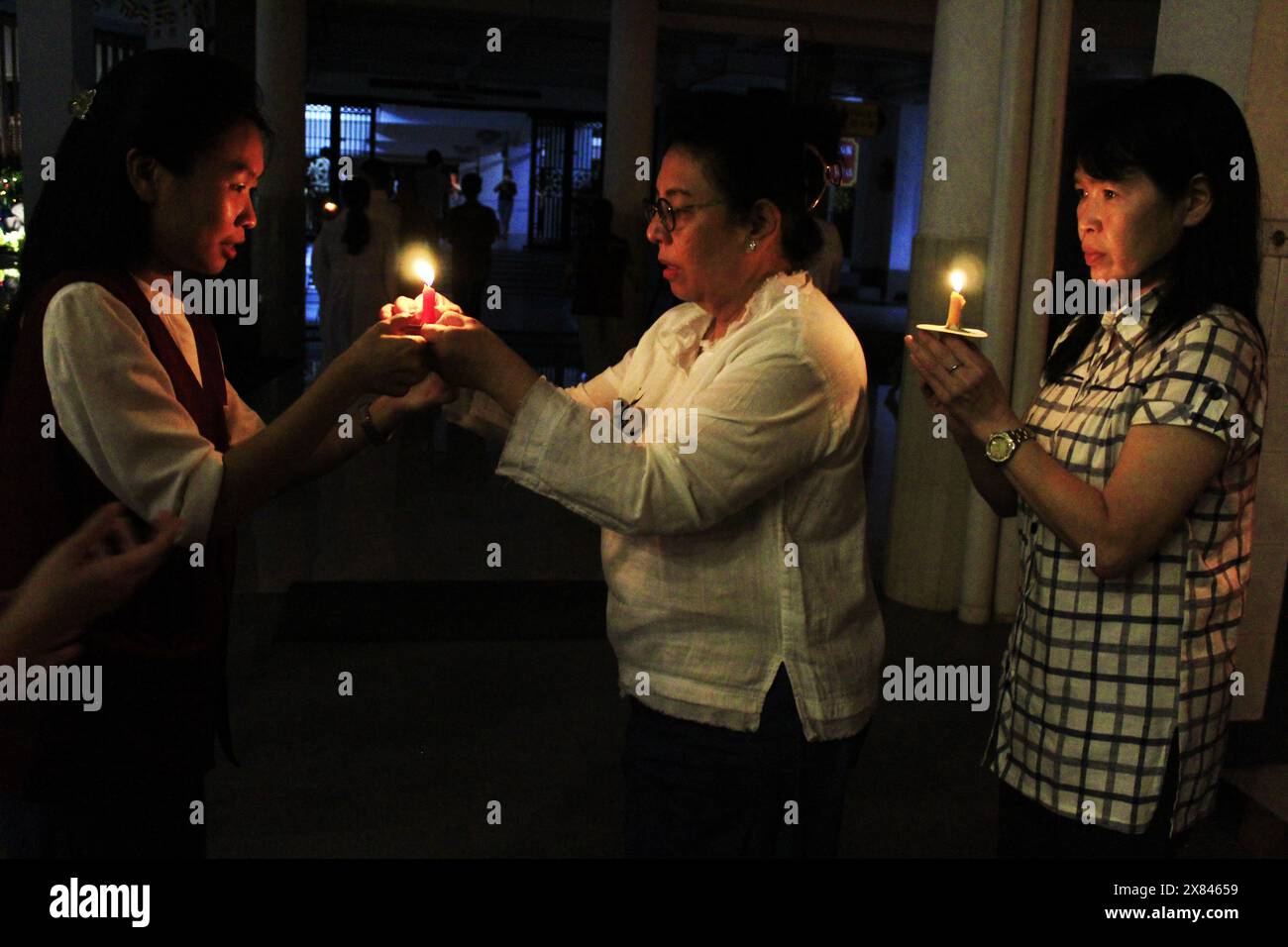 Medan Selayangh, North Sumatra, Indonesia. 22nd May, 2024. A number of women from the Chinese Buddhist congregation celebrate Vesak 2568 BE in Indonesia by taking part in a candle lighting procession at Brobudur Vihara, Medan, North Sumatra (Credit Image: © Kartik Byma/ZUMA Press Wire) EDITORIAL USAGE ONLY! Not for Commercial USAGE! Stock Photo