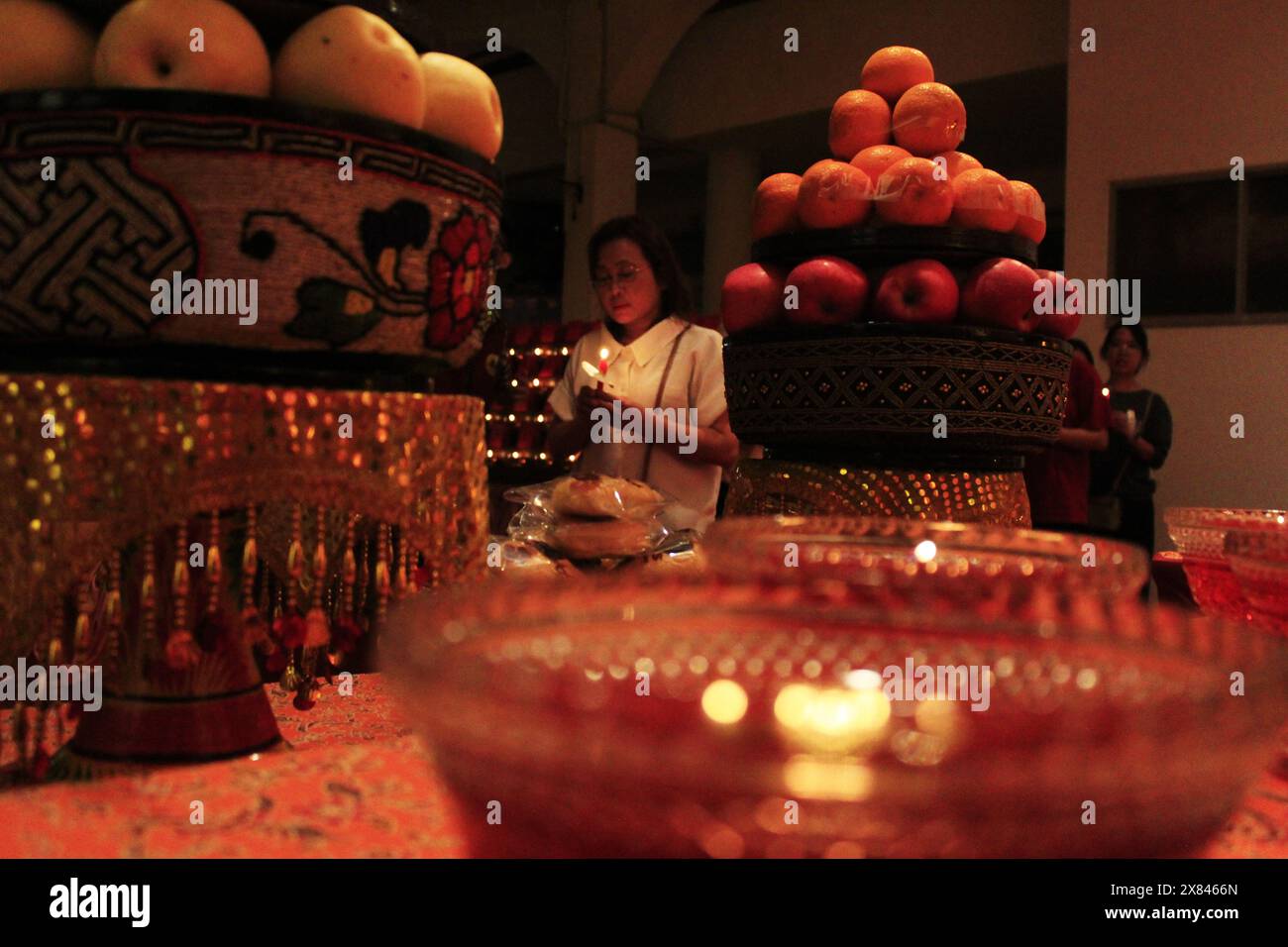 Medan Selayangh, North Sumatra, Indonesia. 22nd May, 2024. A Chinese Buddhist woman celebrates Vesak 2568 BE in Indonesia by taking part in a candle lighting procession at Brobudur Vihara, Medan, North Sumatra (Credit Image: © Kartik Byma/ZUMA Press Wire) EDITORIAL USAGE ONLY! Not for Commercial USAGE! Stock Photo