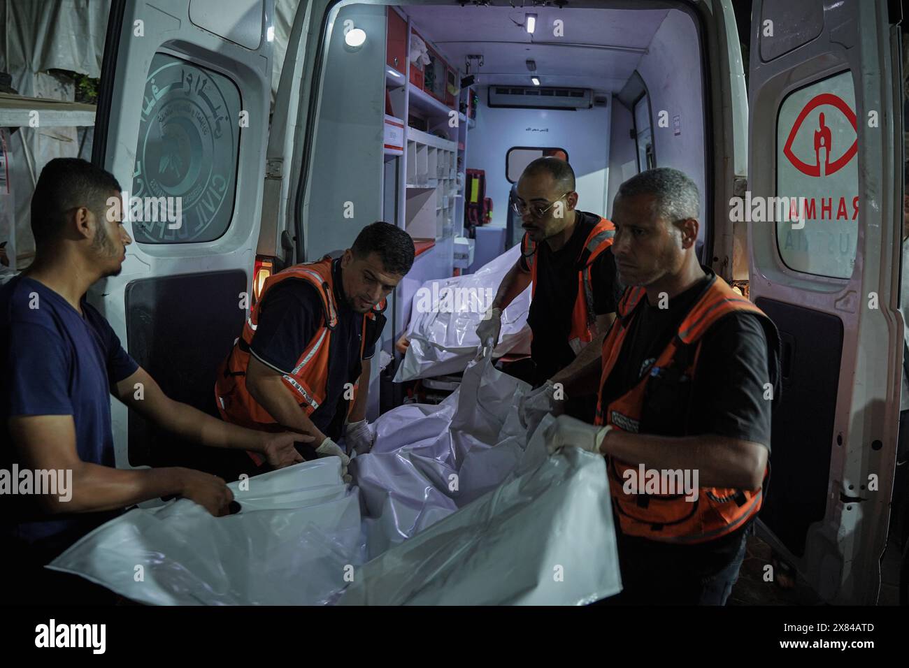 Gaza, Gaza, Palestine. 22nd May, 2024. 8 martyrs and two wounded arrived at Al-Aqsa Martyrs Hospital following the bombing of a house belonging to the Al-Shami family in the new camp in Nuseirat in the central Gaza Strip. (Credit Image: © Saher Alghorra/ZUMA Press Wire) EDITORIAL USAGE ONLY! Not for Commercial USAGE! Stock Photo