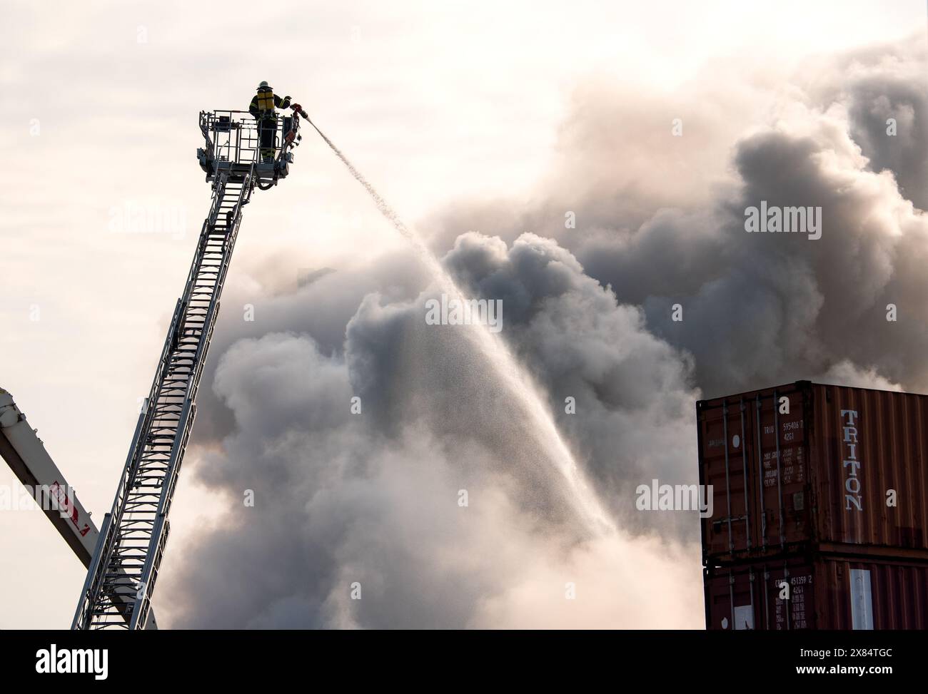 Hamburg, Germany. 23rd May, 2024. Firefighters extinguish a 