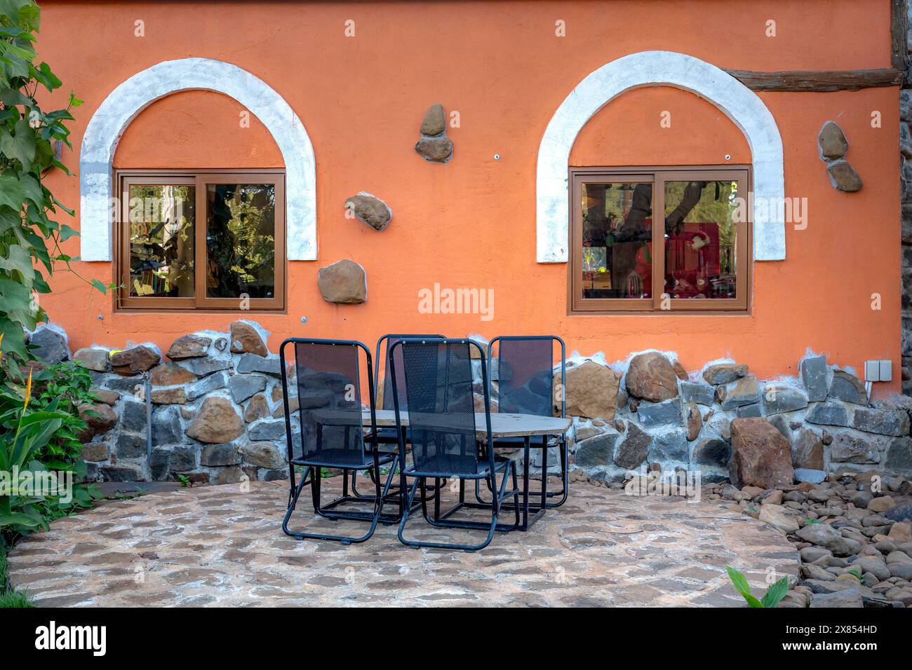 Desert resort landscaping hi-res stock photography and images - Alamy
