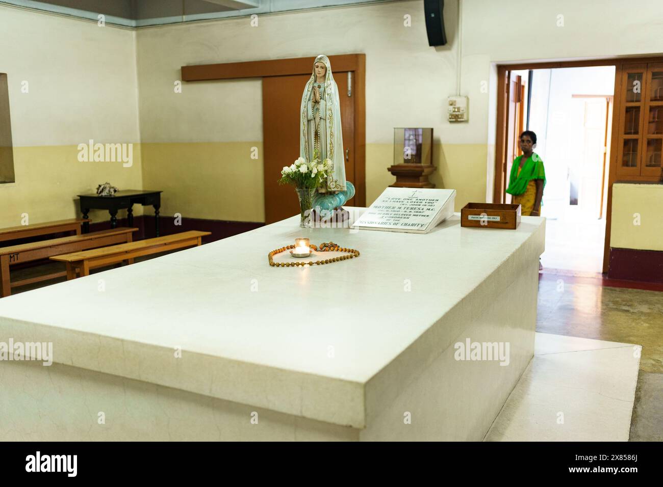 S INDIA - NOV 26, 2023: Tomb of Mother Teresa of Calcutta, commonly known as Mother Teresa, a Catholic missionary who lived for most of her life in In Stock Photo