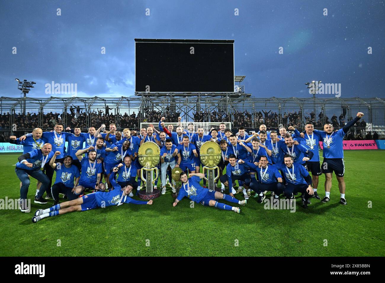 (240523) -- RIJEKA, May 23, 2024 (Xinhua) -- Members of GNK Dinamo Zagreb celebrate their 17th title of Croatian Cup after the 2nd leg final match between HNK Rijeka and GNK Dinamo Zagreb at the 2023-2024 Croatian Cup in Rijeka, Croatia, May 22, 2024. (Photo by Marko Lukunic/PIXSELL via Xinhua) Stock Photo