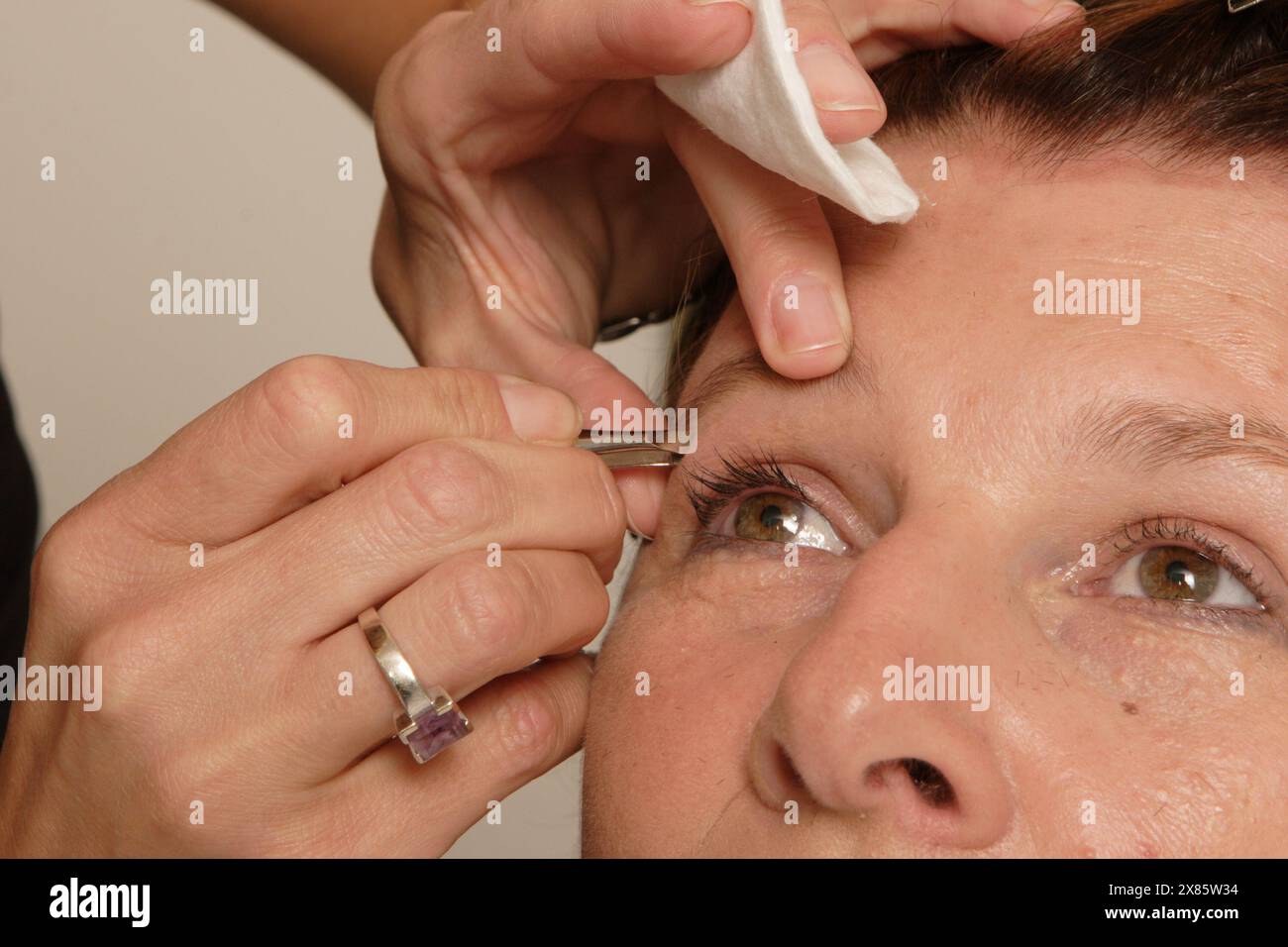 Vorher - nachher, Doku-Soap, Deutschland 2005, heute: Umstyling von Sabine Sanke-Wassermann, hier beim Augenbrauen zupfen Stock Photo