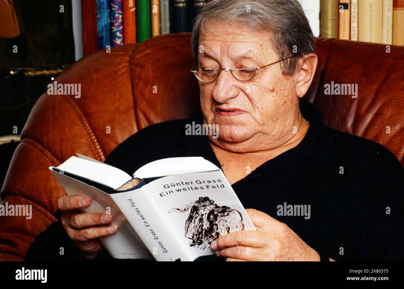 Erik S. Klein, deutscher Schauspieler, vor seinem Bücherregal mit dem