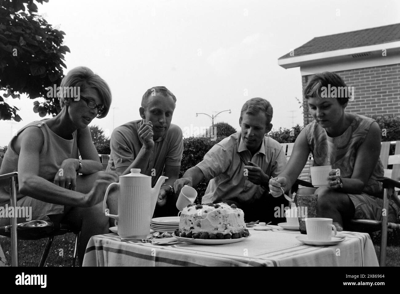 Kaffee trinken im Garten mit Erdbeertorte in Montreal, Kanada 1967 ...