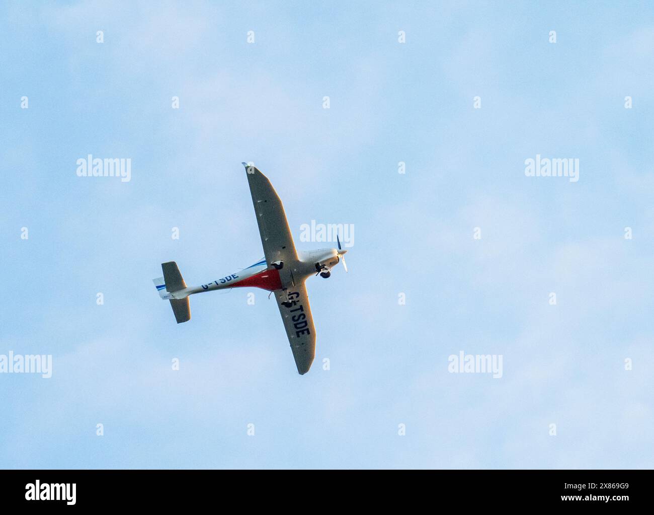 Light aircraft flying hi-res stock photography and images - Alamy