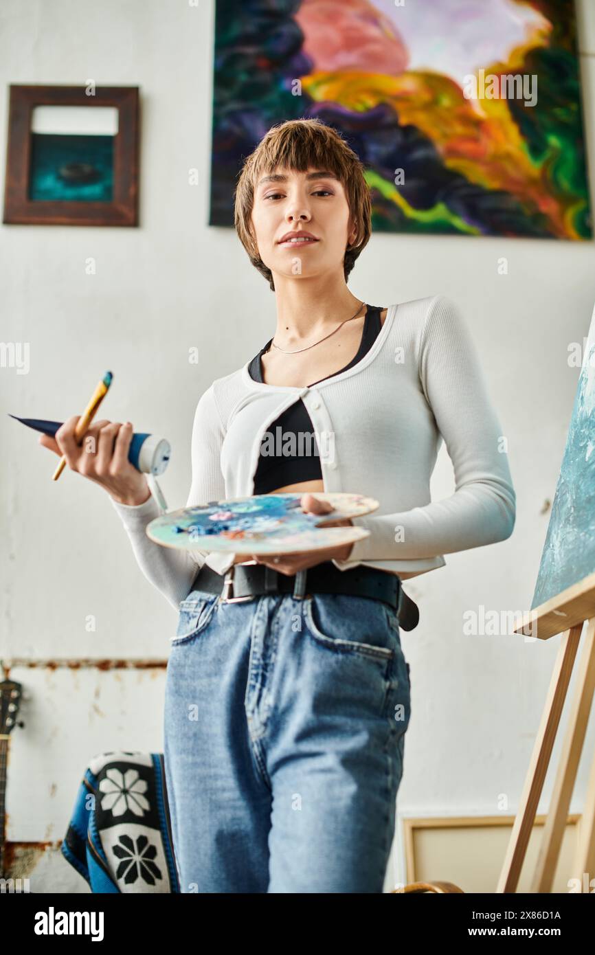 Woman painter holds palette hi-res stock photography and images - Alamy