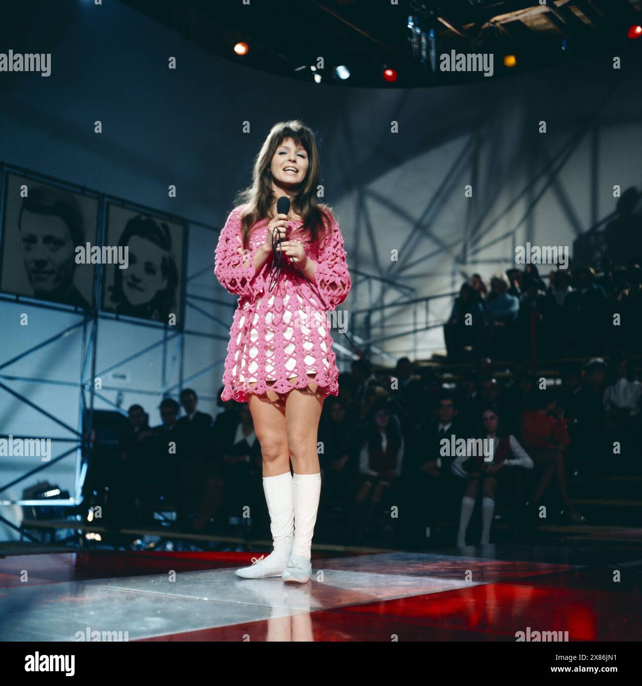 Hitparade, ZDF Musiksendung, 1969, Schlagersängerin Manuela Stock Photo ...