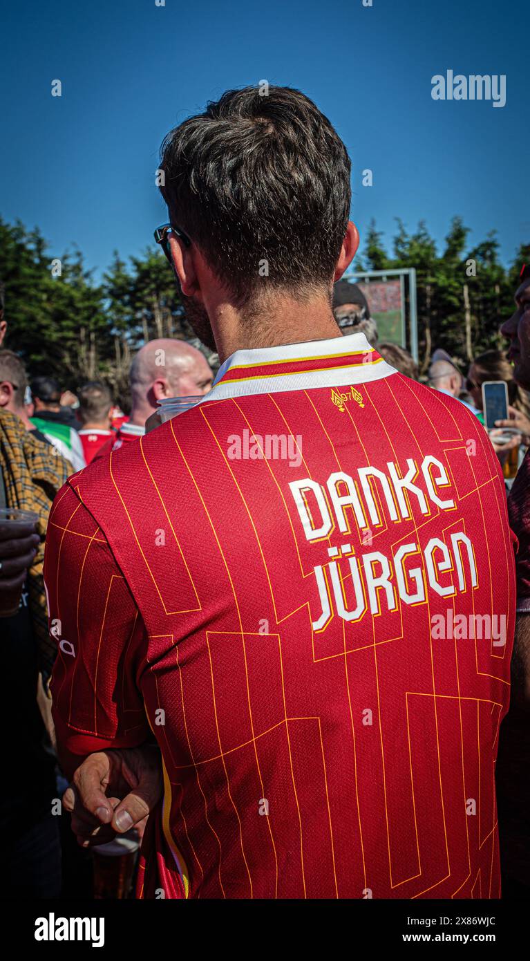 Liverpool football supporter wearing Dank Jurgen shirt  Liverpool , UK . Stock Photo