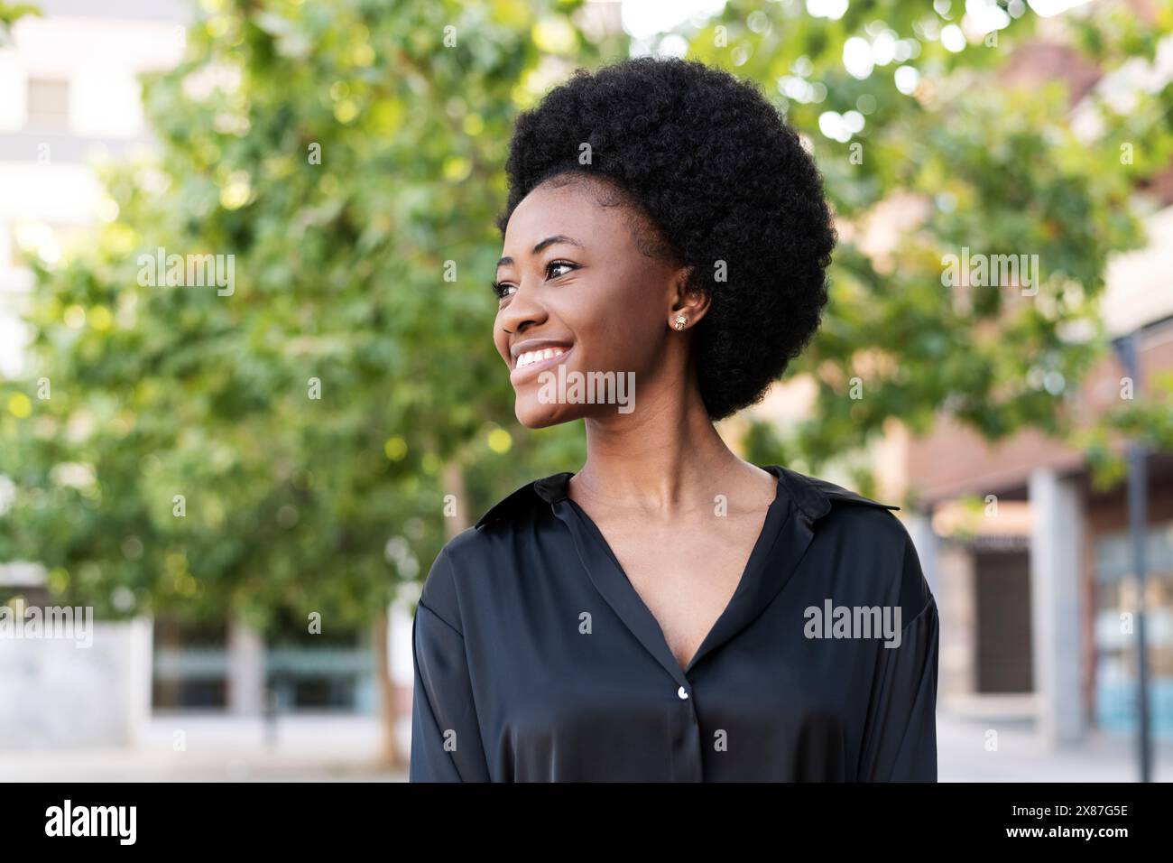 Happy Afro woman wearing black shirt Stock Photo - Alamy