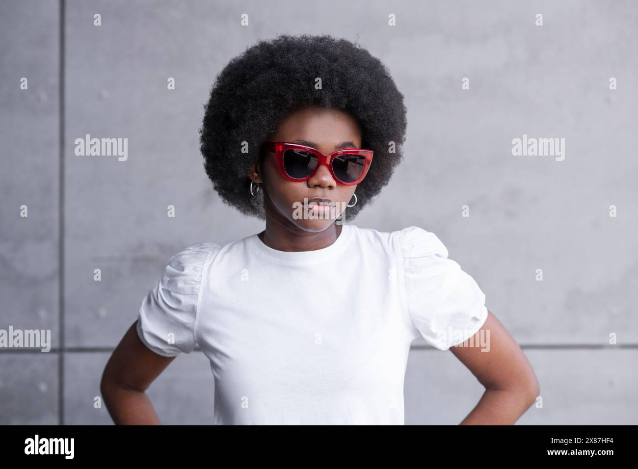 Women afro wearing white hi-res stock photography and images - Alamy