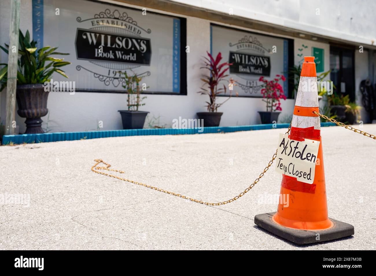 St. Petersburg, Florida, USA. 23rd May, 2024. A traffic cone blocking the entrance to the parking lot alerts visitors that the store is closed do to the recent theft of the air conditioning unit, at Wilson's Book World, Thursday, May 23, 2024 in St. Petersburg. (Credit Image: © Martha Asencio-Rhine/Tampa Bay Times via ZUMA Press Wire) EDITORIAL USAGE ONLY! Not for Commercial USAGE! Stock Photo