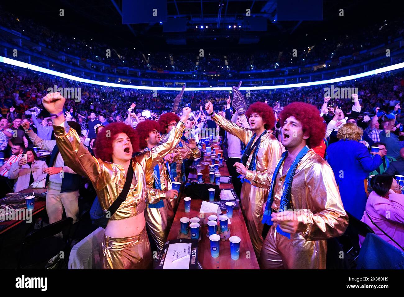 Premier league darts crowd view hi-res stock photography and images - Alamy