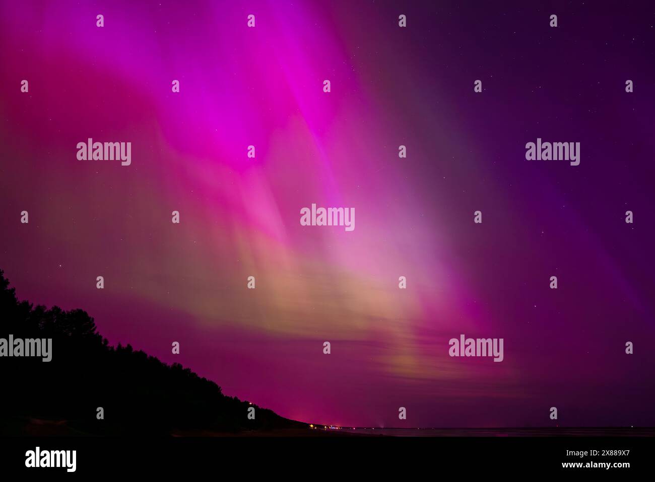 Subtle aurora borealis hi-res stock photography and images - Alamy