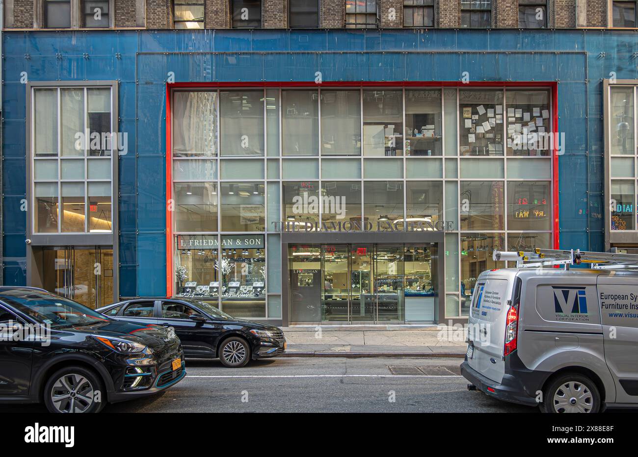 New York, NY, USA - August 2, 2023: The Diamond exchange front facade with entrance and display windows on 6th Ave and 47th street. Cars passing by. O Stock Photo