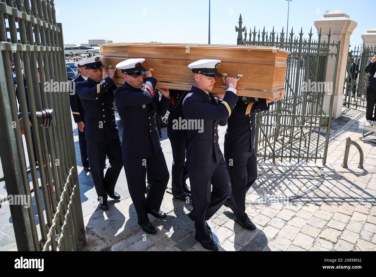 Marseille, France. 23rd May, 2024. Jean-Claude Gaudin's coffin seen as it arrives at the Cathedral of the Major during the funeral ceremony. Died earlier this week at the age of 84, the funeral of Jean-Claude Gaudin, mayor of Marseille for a quarter of a century, took place in the Marseille city.The ceremony in tribute to this fervent Catholic was chaired by Cardinal Jean-Marc Aveline, Cardinal of Marseille. (Credit Image: © Denis Thaust/SOPA Images via ZUMA Press Wire) EDITORIAL USAGE ONLY! Not for Commercial USAGE! Stock Photo