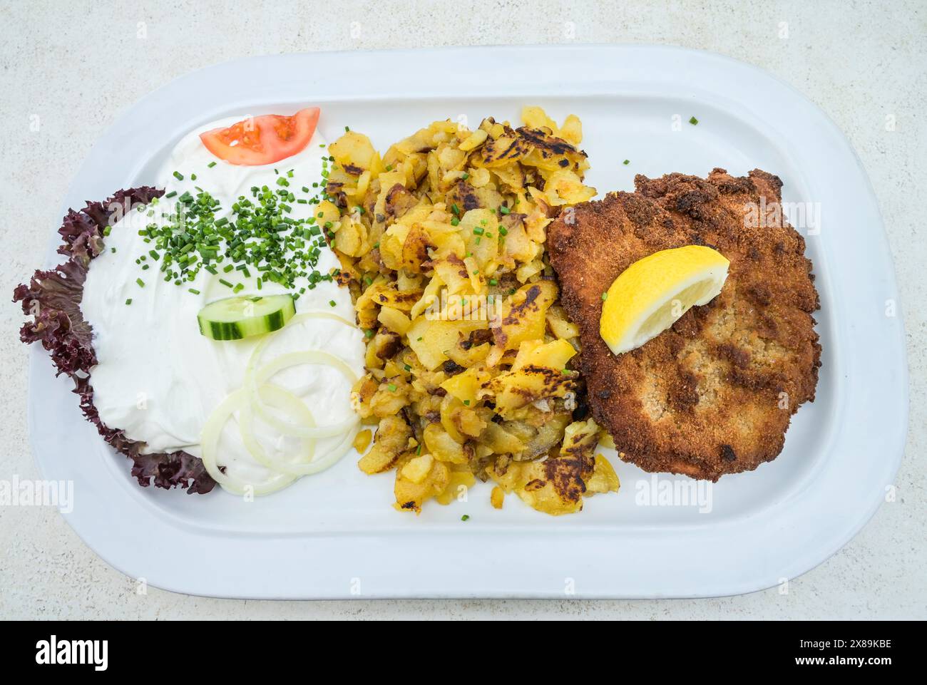 Bibbeliskäs mit Brägele und Schnitzel, Bratkartoffeln mit Quark und Schnitzel, Baden, Deutschland Stock Photo