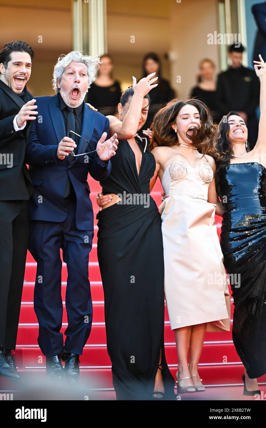 News - Lamour Ouf Beating Hearts Red Carpet - The 77th Annual Cannes Film Festival Francois Civil, Alain Chabat, Adele Exarchopoulos, Mallory Wanecque, Elodie Bouchez attend the L Amour Ouf Beating Hearts Red Carpet at the 77th annual Cannes Film Festival at Palais des Festivals on May 23, 2024 in Cannes, France. Cannes Palais des Festival France Copyright: xStefanosxKyriazisx/xLiveMediax LPN 1366688 Stock Photo