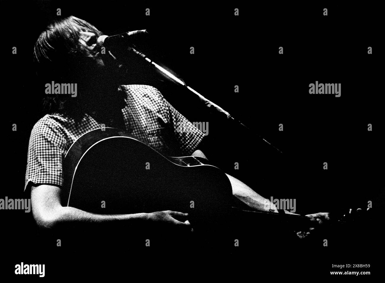 EVAN DANDO, ACOUSTIC STAGE, BOTTLED OFF STAGE, 1995: Evan Dando played a chaotic short set, looked confused and couldn't finish any songs before being bottled off by a restless crowd live on the Acoustic Stage at the Glastonbury Festival, England, June 24 1995. Photo: Rob Watkins Stock Photo