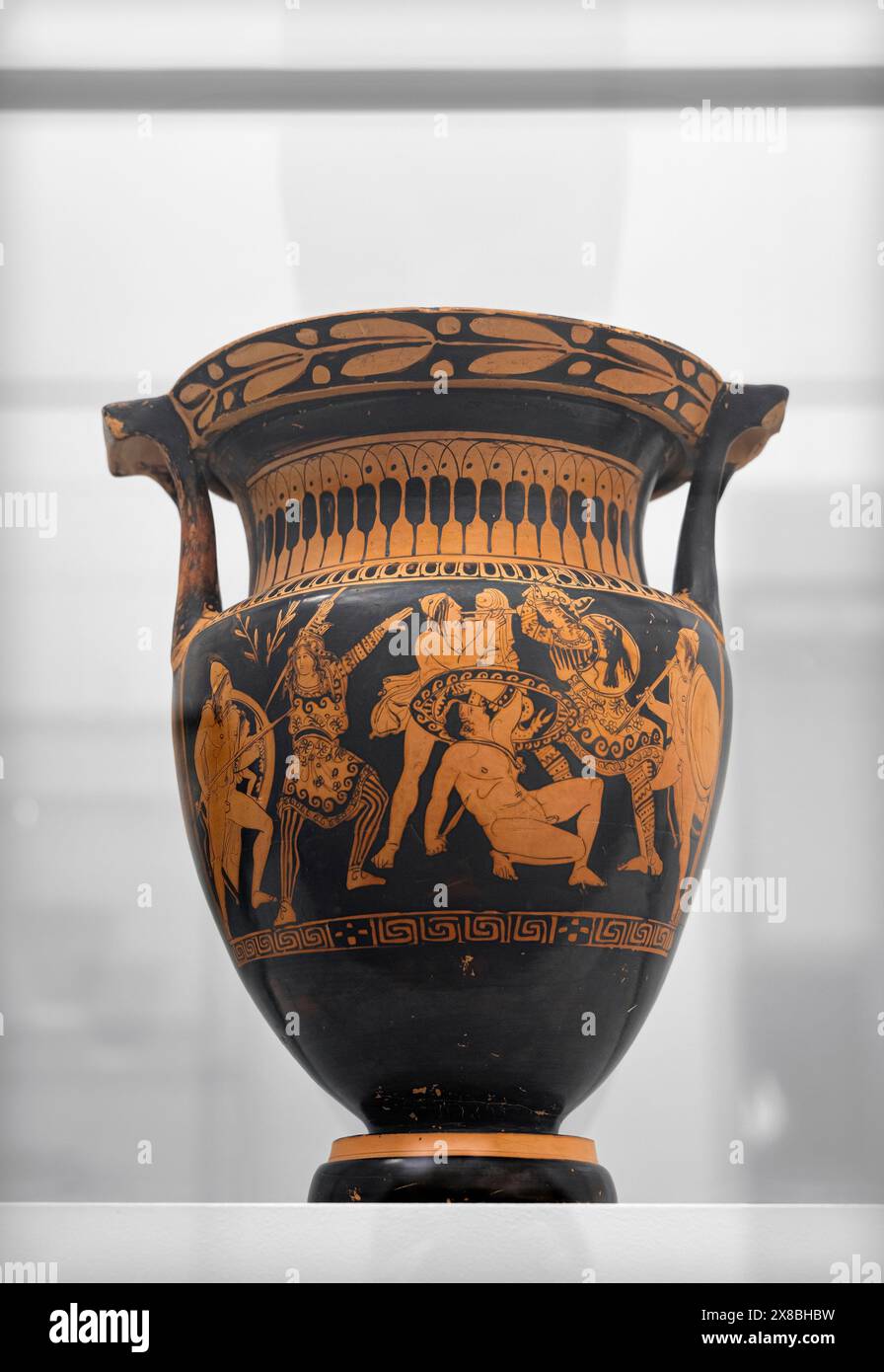 Amazonomachy: Attic Nikosthenic-type Red-figure Krater, Side A ('Amazons fighting with Greeks'), attributed to the Pronomos Painter, 420-400 BC I. Stock Photo