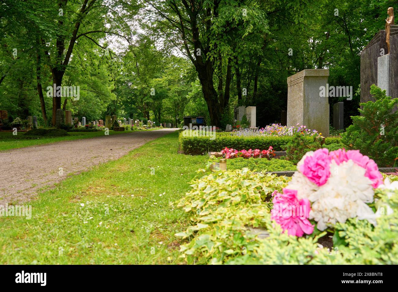Friedhof und friedhof mit gräbern und grabsteinen hires stock