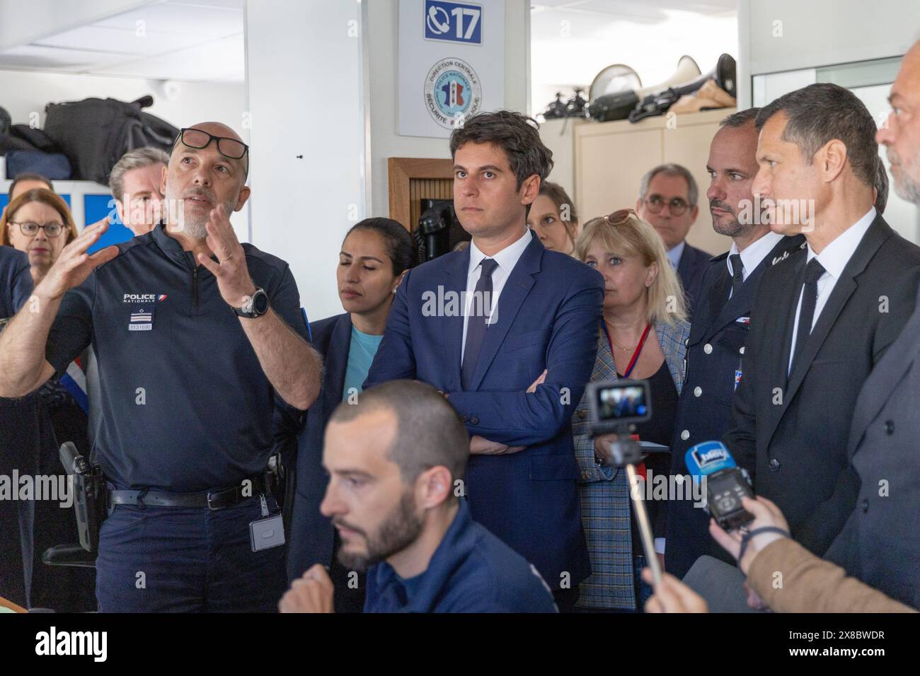 © PHOTOPQR/LE DAUPHINE/Fabrice ANTERION ; Valence ; 24/05/2024 ; Valence (Drome), le 24 mai 2024. Deplacement a Valence du 1er ministre Gabriel ATTAL et de quatre ministres : Eric DUPOND-MAURETTI (Ministre de la justice), Nicole BELLOUBET (Ministre de l'éducation Nationale), Sarah EL HAIRY (ministre déléguée chargéee de l'enfance, de la jeunesse et de la famille), et Sabrina AGRESTI-ROUBACHE (secrétaire d'Etat chargée de la ville) en presence du maire de la ville Nicolas DARAGON .Visite de la salle CIC (Centre d'Information et de commandement) du commissariat de Valence. Photo Fabrice Anterion Stock Photo