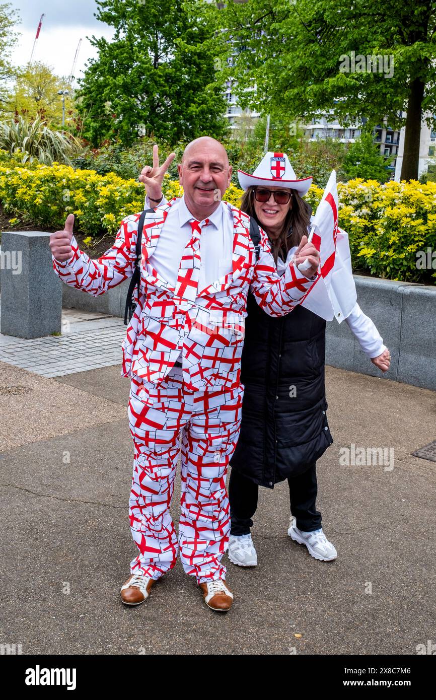 A Patriotic Couple On Their Way To St Day Celebrations, London, UK Stock Photo Alamy
