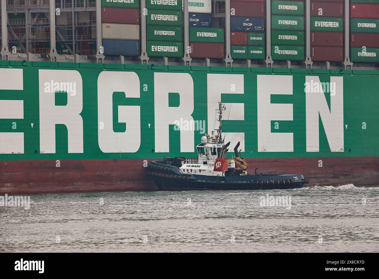 Huge container ship tug boat hi-res stock photography and images - Alamy