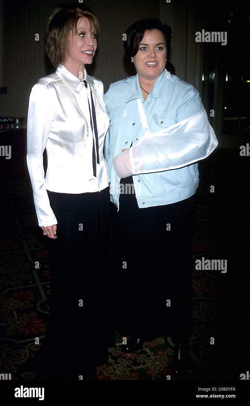 K27124JBU THE JUVENILE DIABETES RESEARCH FOUNDATION 30TH ANNUAL PROMISE BALL, WALDORF ASTORIA, NYC 11/09/02. JUDIE BURSTEIN/ 2002..MARY TYLER MOORE.ROSIE O'DONNELL(Credit Image: © JUDIE BURSTEIN/ZUMA Wire) EDITORIAL USAGE ONLY! Not for Commercial USAGE! Stock Photo