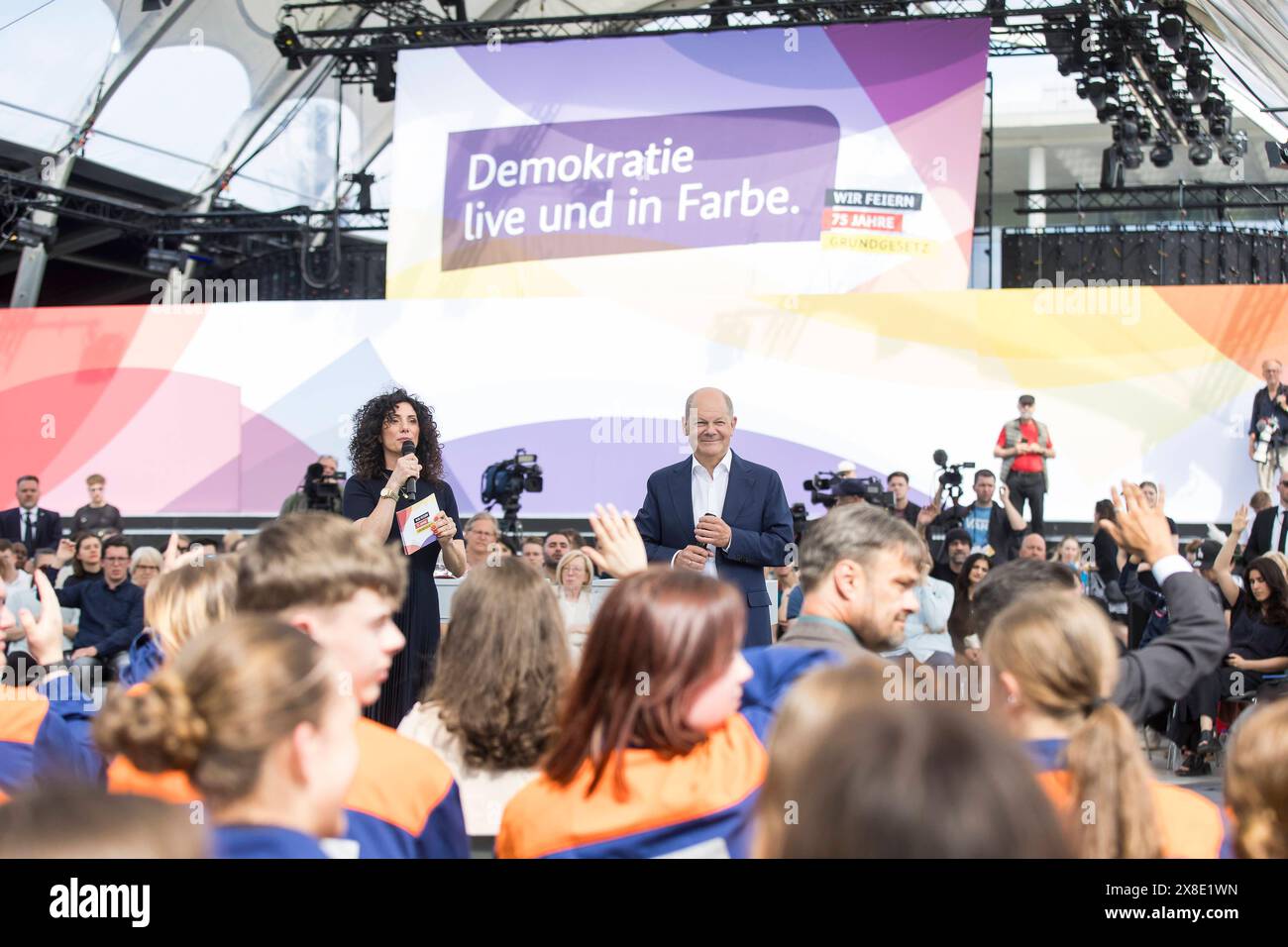 75 Jahre Grundgesetz , Dialog mit Olaf Scholz im Regierungsviertel ...