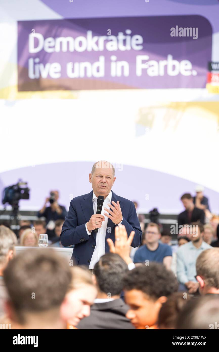 75 Jahre Grundgesetz , Dialog mit Olaf Scholz im Regierungsviertel ...