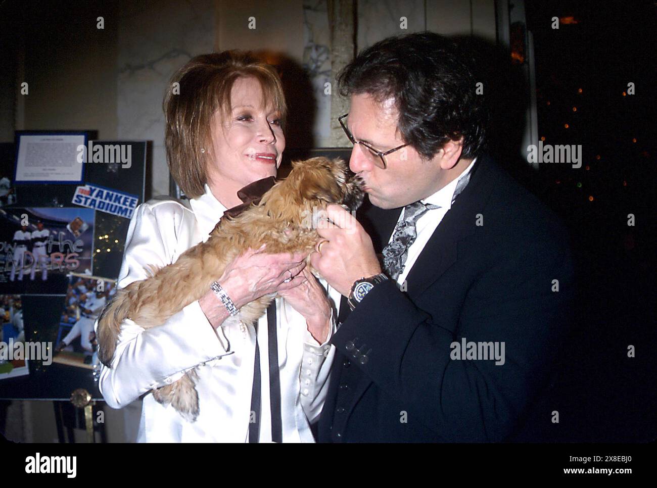 K27124JBU THE JUVENILE DIABETES RESEARCH FOUNDATION 30TH ANNUAL PROMISE BALL, WALDORF ASTORIA, NYC 11/09/02. JUDIE BURSTEIN/ 2002..MARY TYLER MOORE.AND HUSBAND(Credit Image: © JUDIE BURSTEIN/ZUMA Wire) EDITORIAL USAGE ONLY! Not for Commercial USAGE! Stock Photo