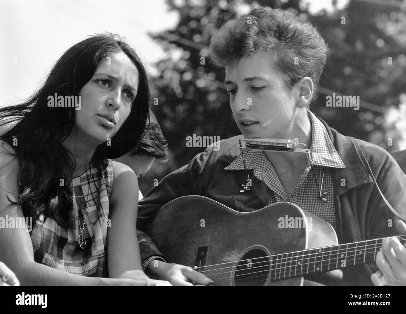 Joan Baez and Bob Dylan performing during the March on Washington rally where Martin Luther King delivered his 'I Have a Dream' speech on August 28, 1963, in Washington, D.C. (USA) Stock Photo