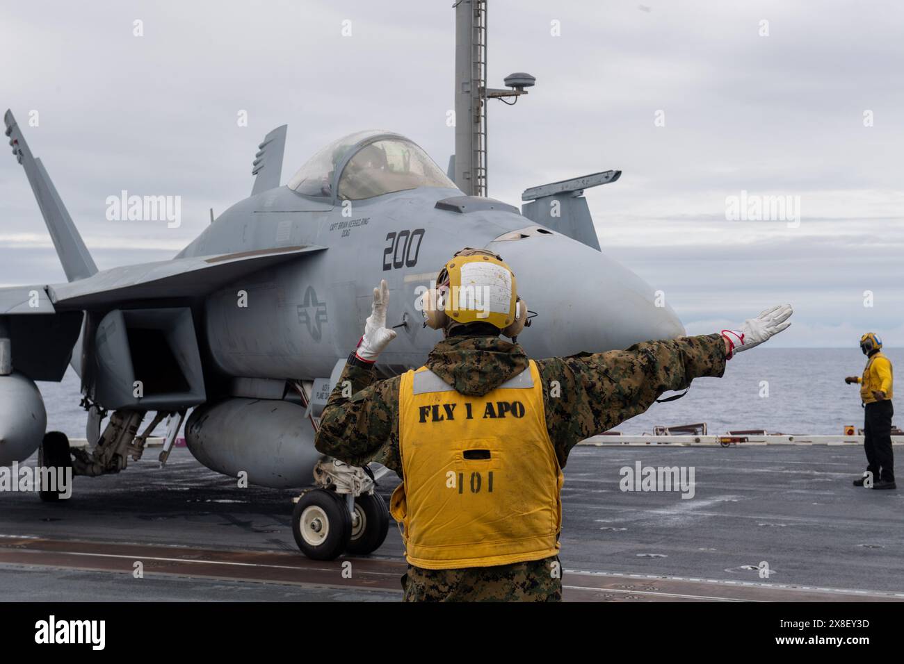 PHILIPPINE SEA (May 24, 2024) Aviation Boatswain’s Mate (Aircraft Handling) 2nd Class Billie Edwards, from Lexington, Kentucky, directs an F/A-18E Sup Stock Photo