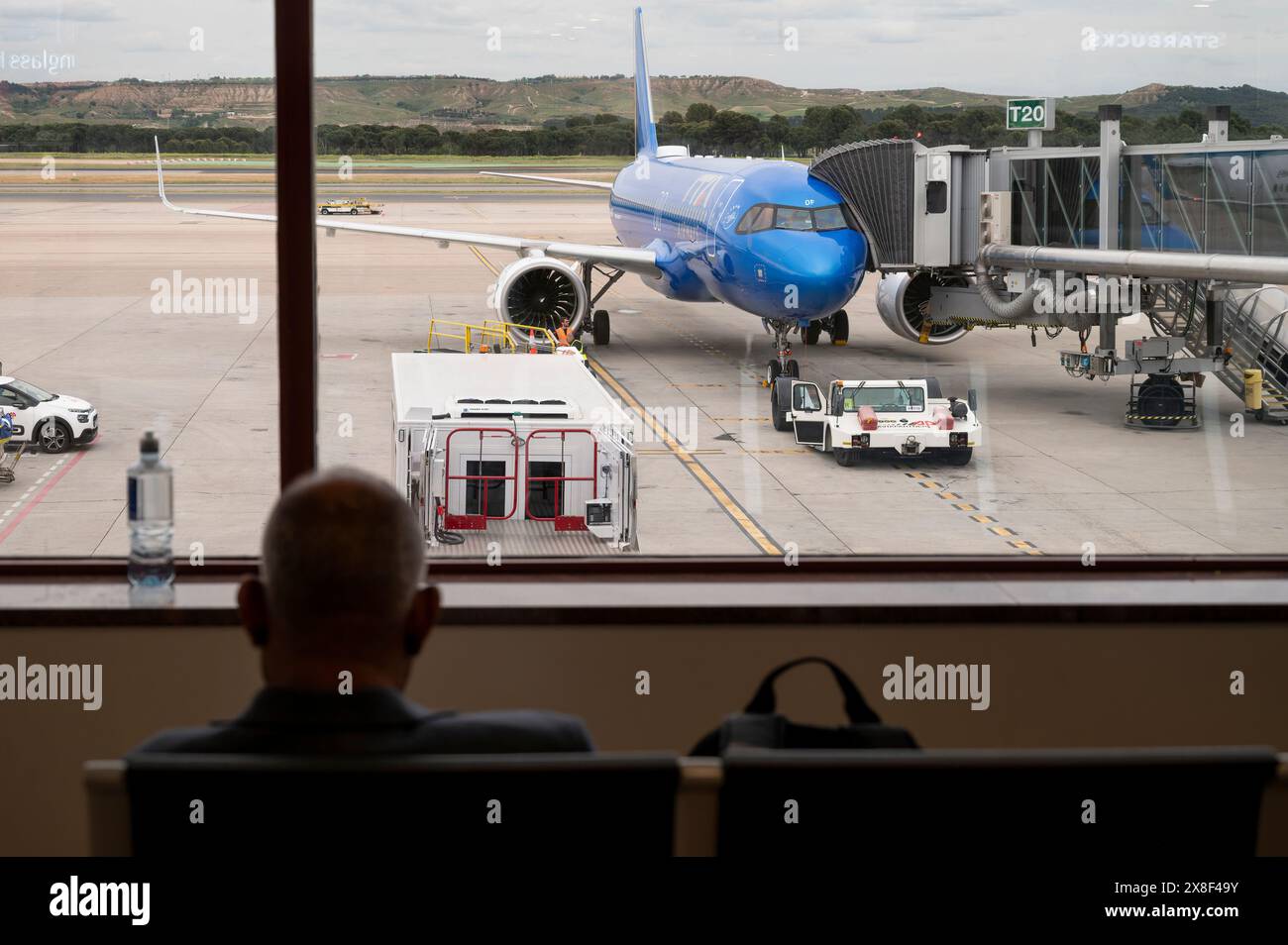 Italian airline hi-res stock photography and images - Page 5 - Alamy, image size:1300x954