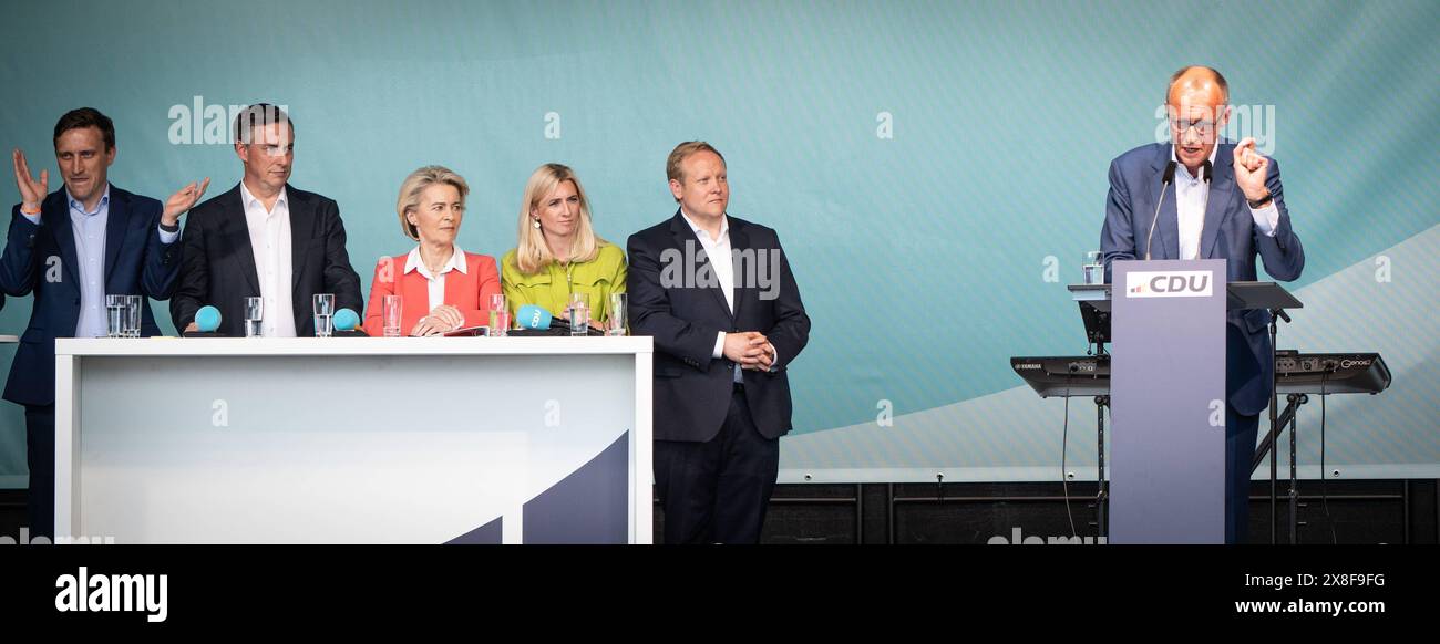 CDU-Wahlkampfveranstaltung zu Europawahl 2024 in Wunstorf-Steinhude am Steinhuder Meer bei Hannover in Niedersachsen Sebastian Lechner, David McAllister, Ursula von der Leyen, Karoline Sophie Czychon, Tilman Kuban, Friedrich Merz von linksCDU-Wahlkampfveranstaltung zu Europawahl 2024 in Wunstorf-Steinhude am Steinhuder Meer bei Hannover in Niedersachsen Sebastian Lechner, David McAllister, Ursula von der Leyen, Karoline Sophie Czychon, Tilman Kuban, Friedrich Merz von links, Steinhude Niedersachsen Deutschland Vorplatz Seeterrassen *** CDU election campaign event for the 2024 European election Stock Photo