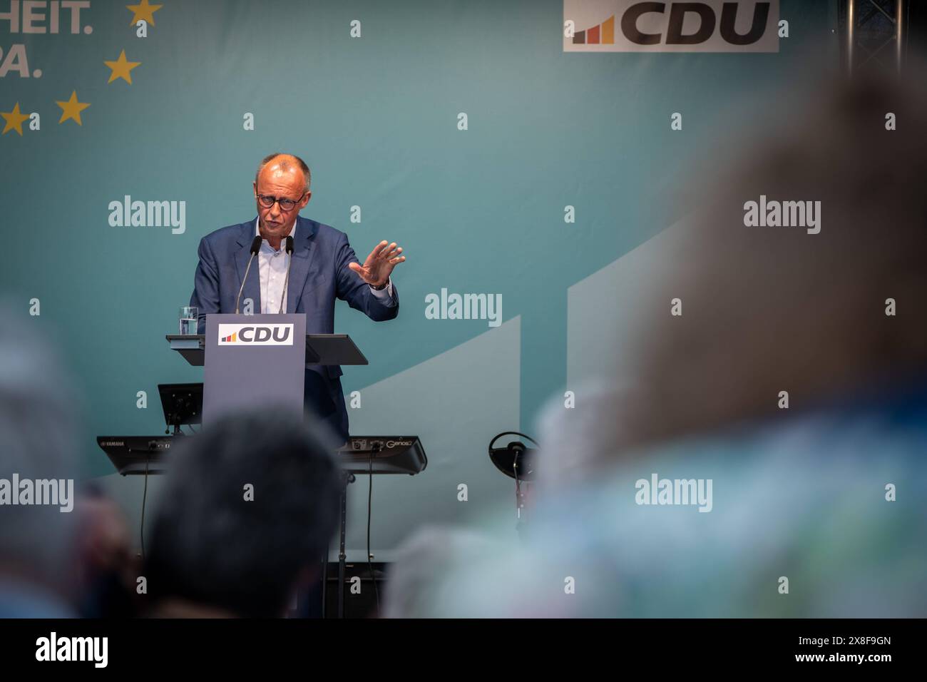 CDU-Wahlkampfveranstaltung zu Europawahl 2024 in Wunstorf-Steinhude am Steinhuder Meer bei Hannover in Niedersachsen CDU-Parteivorsitzender Friedrich MerzCDU-Wahlkampfveranstaltung zu Europawahl 2024 in Wunstorf-Steinhude am Steinhuder Meer bei Hannover in Niedersachsen CDU-Parteivorsitzender Friedrich Merz, Steinhude Niedersachsen Deutschland Vorplatz Seeterrassen *** CDU election campaign event for the 2024 European elections in Wunstorf Steinhude am Steinhuder Meer near Hanover in Lower Saxony CDU party chairman Friedrich Merz CDU election campaign event for the 2024 European elections in W Stock Photo