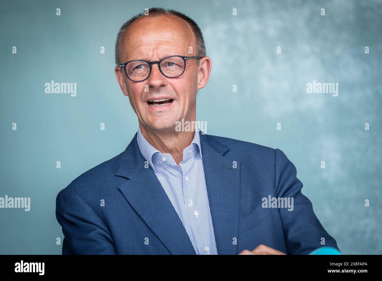 CDU-Wahlkampfveranstaltung zu Europawahl 2024 in Wunstorf-Steinhude am Steinhuder Meer bei Hannover in Niedersachsen CDU-Parteivorsitzender Friedrich MerzCDU-Wahlkampfveranstaltung zu Europawahl 2024 in Wunstorf-Steinhude am Steinhuder Meer bei Hannover in Niedersachsen CDU-Parteivorsitzender Friedrich Merz, Steinhude Niedersachsen Deutschland Vorplatz Seeterrassen *** CDU election campaign event for the 2024 European elections in Wunstorf Steinhude am Steinhuder Meer near Hanover in Lower Saxony CDU party chairman Friedrich Merz CDU election campaign event for the 2024 European elections in W Stock Photo