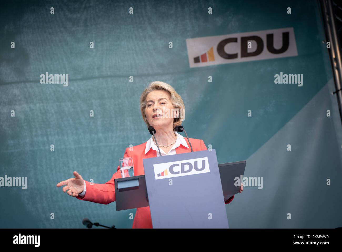 CDU-Wahlkampfveranstaltung zu Europawahl 2024 in Wunstorf-Steinhude am Steinhuder Meer bei Hannover in Niedersachsen Ursula von der Leyen, Präsidentin Europäische Kommission und Spitzenkandidatin zur EuropawahlCDU-Wahlkampfveranstaltung zu Europawahl 2024 in Wunstorf-Steinhude am Steinhuder Meer bei Hannover in Niedersachsen Ursula von der Leyen, Präsidentin Europäische Kommission und Spitzenkandidatin zur Europawahl, Steinhude Niedersachsen Deutschland Vorplatz Seeterrassen *** CDU campaign event for the 2024 European elections in Wunstorf Steinhude am Steinhuder Meer near Hanover in Lower Sa Stock Photo