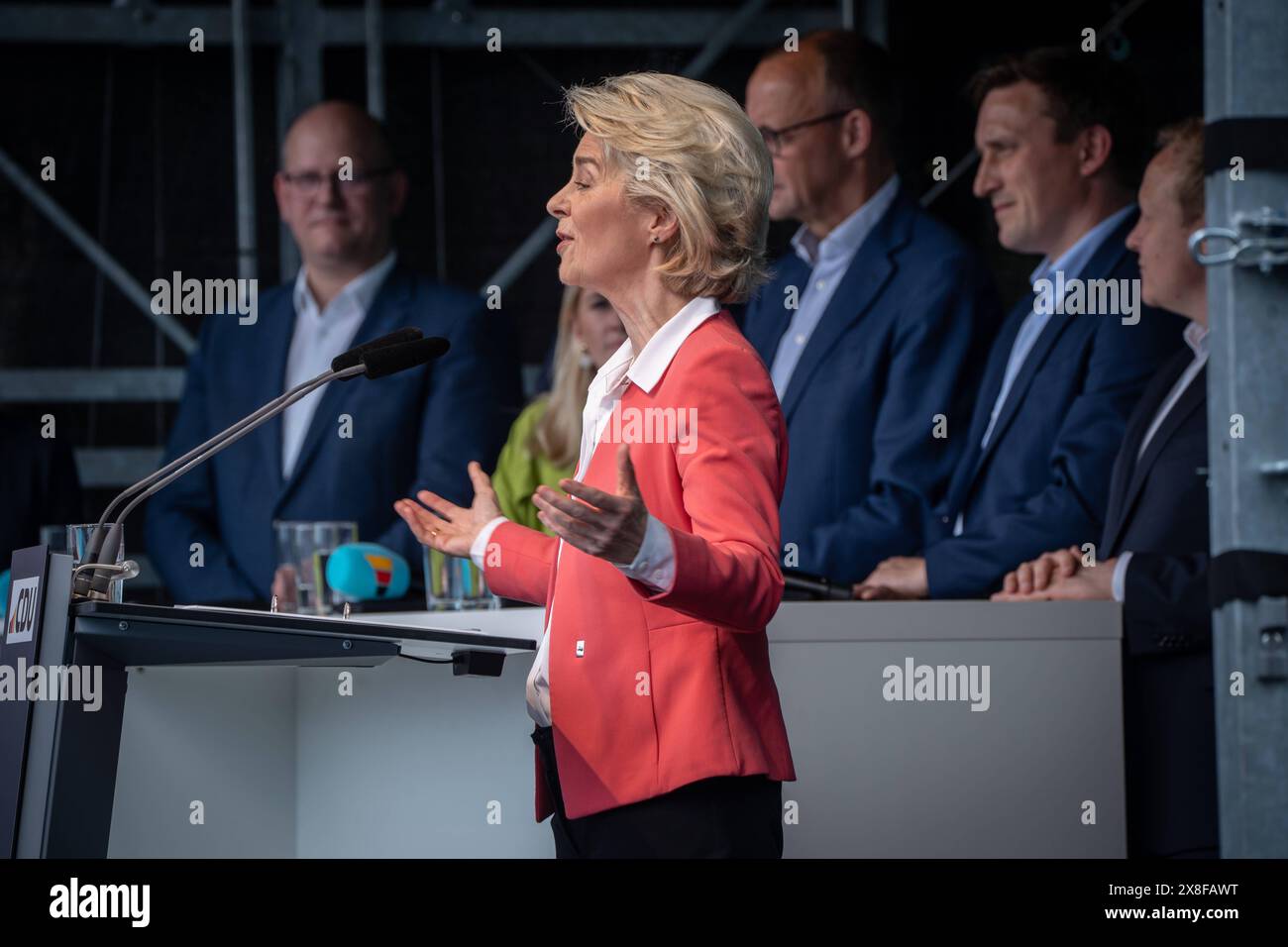 CDU-Wahlkampfveranstaltung zu Europawahl 2024 in Wunstorf-Steinhude am Steinhuder Meer bei Hannover in Niedersachsen Ursula von der Leyen, Präsidentin Europäische Kommission und Spitzenkandidatin zur Europawahl während ihrer RedeCDU-Wahlkampfveranstaltung zu Europawahl 2024 in Wunstorf-Steinhude am Steinhuder Meer bei Hannover in Niedersachsen Ursula von der Leyen, Präsidentin Europäische Kommission und Spitzenkandidatin zur Europawahl während ihrer Rede, Steinhude Niedersachsen Deutschland Vorplatz Seeterrassen *** CDU campaign event for the 2024 European elections in Wunstorf Steinhude am St Stock Photo