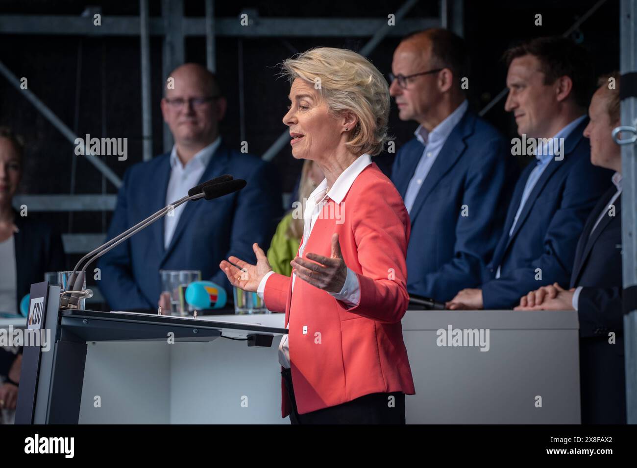 CDU-Wahlkampfveranstaltung zu Europawahl 2024 in Wunstorf-Steinhude am Steinhuder Meer bei Hannover in Niedersachsen Ursula von der Leyen, Präsidentin Europäische Kommission und Spitzenkandidatin zur Europawahl während ihrer RedeCDU-Wahlkampfveranstaltung zu Europawahl 2024 in Wunstorf-Steinhude am Steinhuder Meer bei Hannover in Niedersachsen Ursula von der Leyen, Präsidentin Europäische Kommission und Spitzenkandidatin zur Europawahl während ihrer Rede, Steinhude Niedersachsen Deutschland Vorplatz Seeterrassen *** CDU campaign event for the 2024 European elections in Wunstorf Steinhude am St Stock Photo